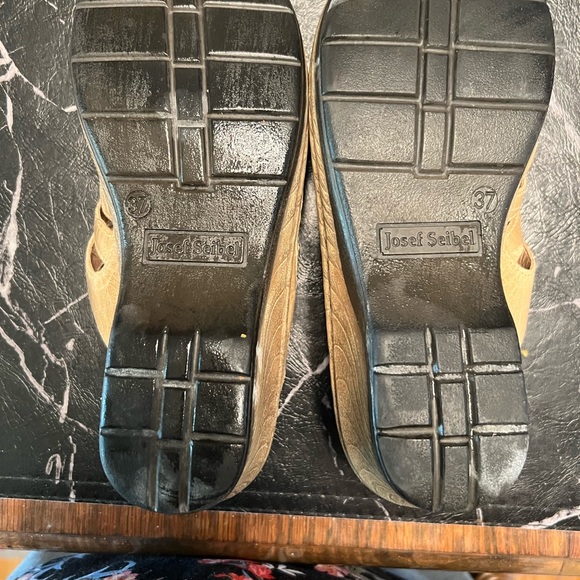 Josef Seibel slides with a 1-1/2” wedge heel - Picture 3 of 7